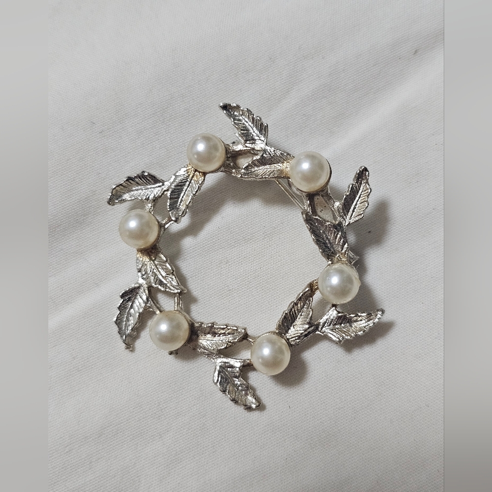 DuBarry Fifth Avenue Leaf Wreath Brooch